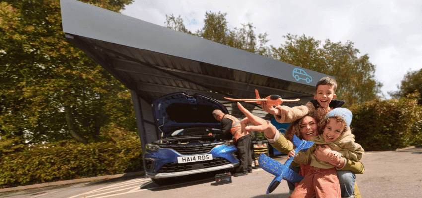 Halfords family roadside scene with mechanic assisting Purpl disabled discounts members save on car services and motoring products