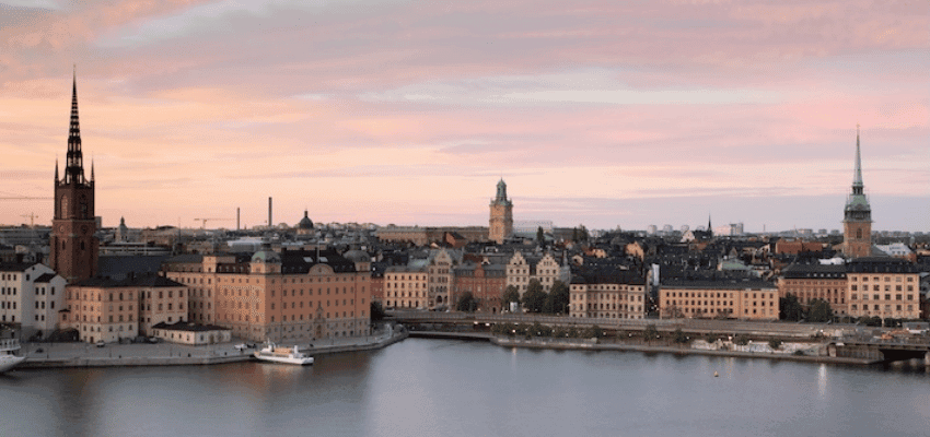 Expedia city skyline at sunset Purpl disabled discounts members save on hotels and city break travel deals.